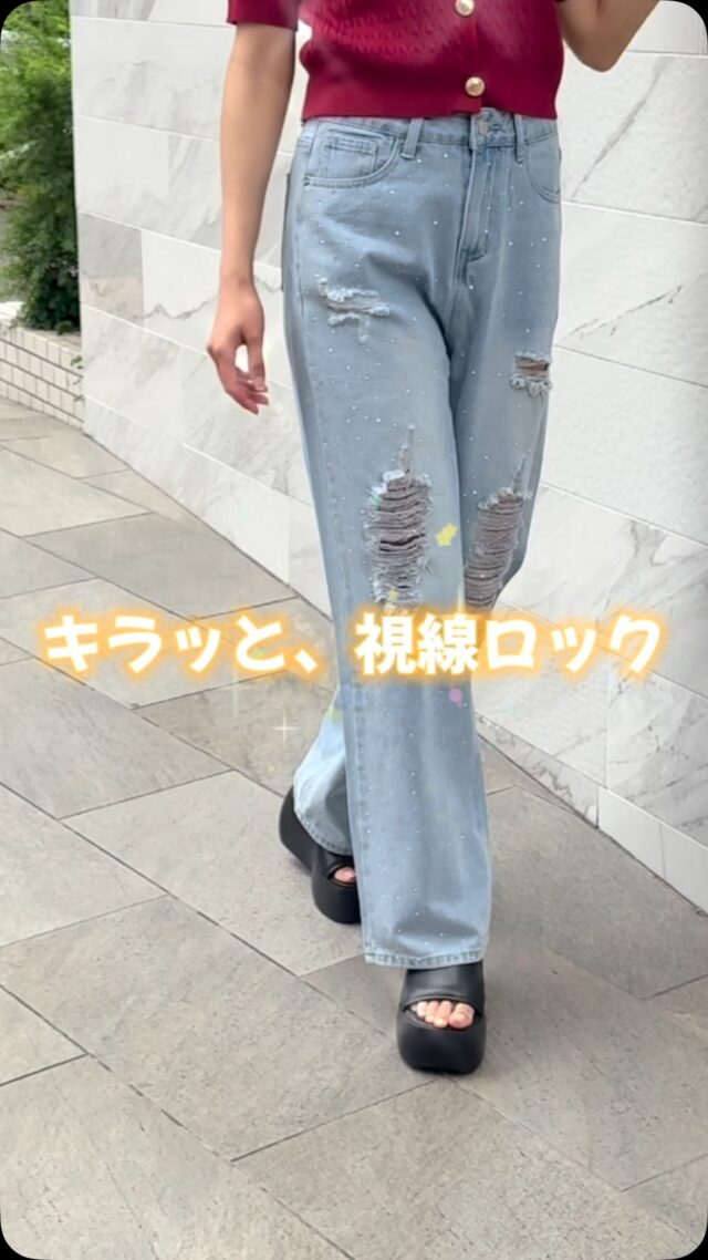 💎キラっと視線を奪う主役デニム💎大胆なダメージ加工に、きらめくラインストーンを散りばめた【ラインストーンダメージデニム(品番:2432603)】🫧辛めなダメージ感×ガーリーな輝きのギャップがたまらない✨トップスはシンプルでも、この1本で一気にこなれ感UP！夜のお出かけにも映える、ちょっぴり特別なデニムです🌙✨#ラインストーンデニム #ダメージジーンズ #Y2Kファッション #きらきらコーデ #韓国ストリート #主役級ボトム #今日のコーデ #ガーリーカジュアル #夜コーデ　#gorge