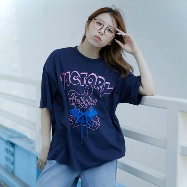 ．＼ヒモがついた…！？うさぎがかわいすぎ💖／🌟new item🌟ヒモツキウサギTシャツ（品番：2525381）が登場🐇✔ 立体感あるリアルな“ヒモ付き”デザイン✔ ゆるっとシルエットで体型カバーも◎✔ デニムやカーゴでストリートMIXが今っぽい🎶バックプリントじゃなく、正面で魅せる遊びゴコロたっぷりのうさぎT🐰夏の主役トップスとして推し確定！オンラインショップなら4,400円以上で送料無料🛒ぜひチェックしてみてね🎀#ウサギTシャツ #GORGE新作 #フロントプリントT #ゆるかわコーデ #カジュアルガーリー #韓国ファッション #Tシャツコーデ #プチプラファッション #今日のコーデ#gorge
